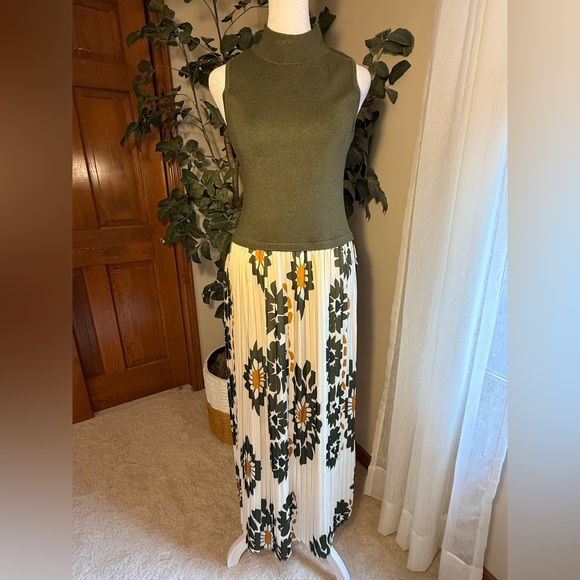 Avara Marcia Dress Olive, size Small - Picture 6 of 11